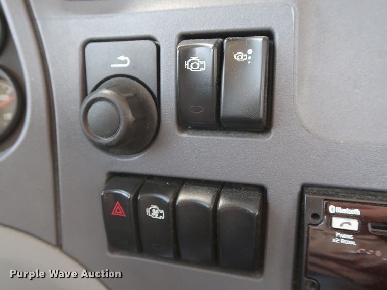 image for item HA9112 2016 Peterbilt 579  semi truck