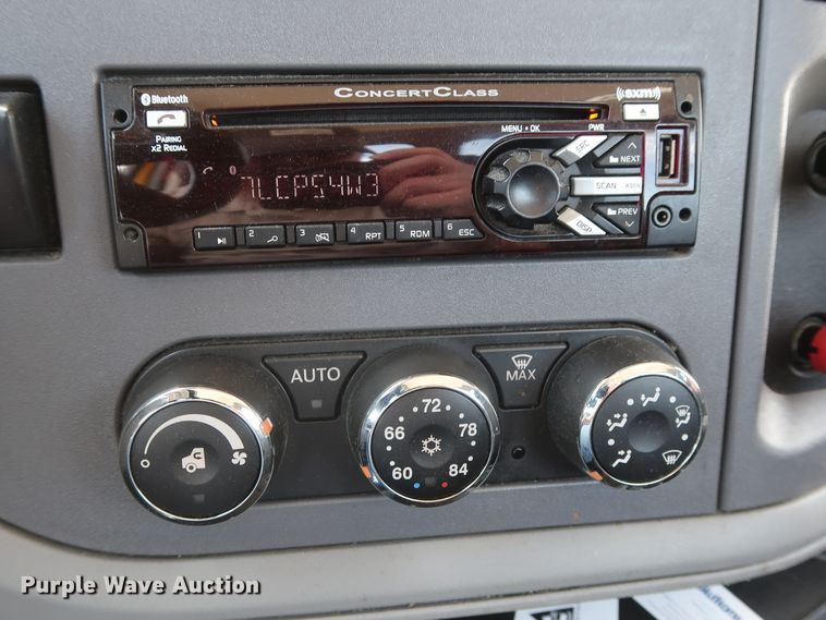 image for item HA9112 2016 Peterbilt 579  semi truck