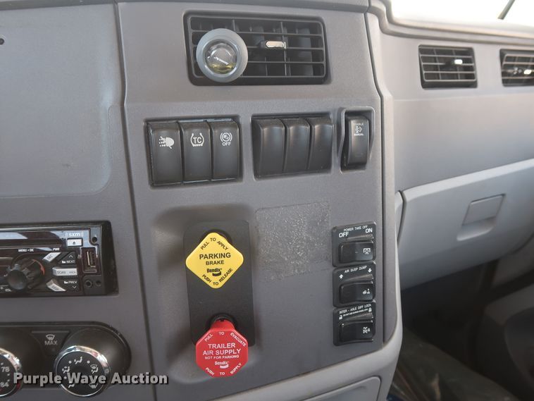 image for item HA9112 2016 Peterbilt 579  semi truck