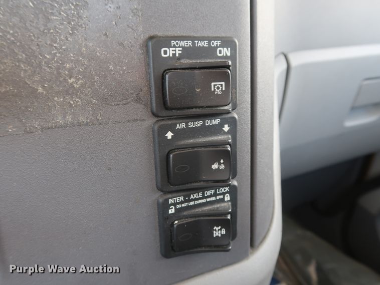 image for item HA9112 2016 Peterbilt 579  semi truck