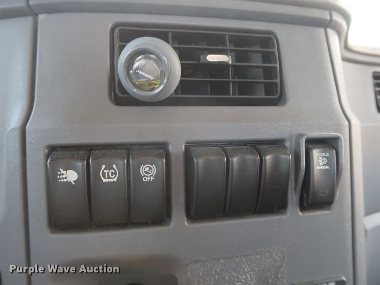 image for item HA9112 2016 Peterbilt 579  semi truck