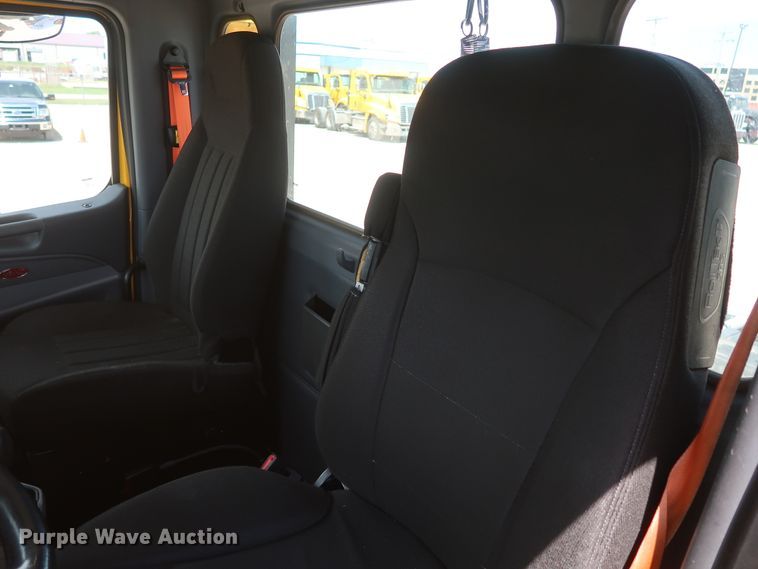 image for item HA9112 2016 Peterbilt 579  semi truck