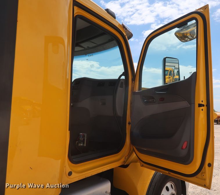 image for item HA9112 2016 Peterbilt 579  semi truck