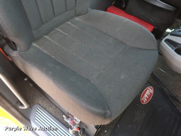 image for item HA9112 2016 Peterbilt 579  semi truck