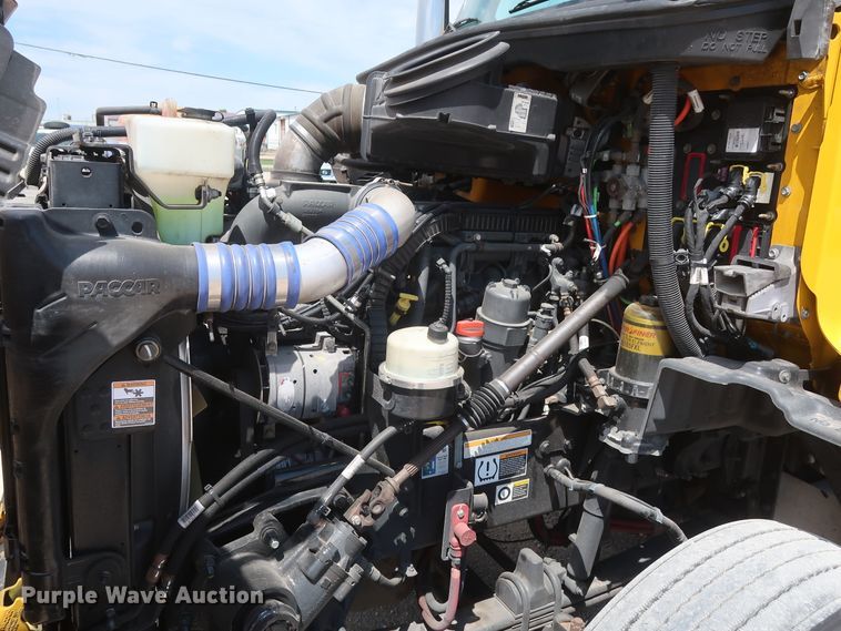 image for item HA9112 2016 Peterbilt 579  semi truck