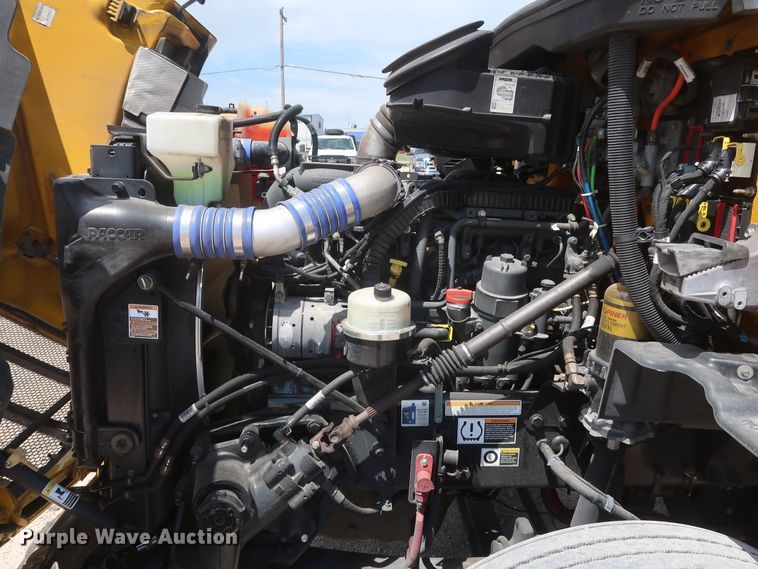 image for item HA9112 2016 Peterbilt 579  semi truck