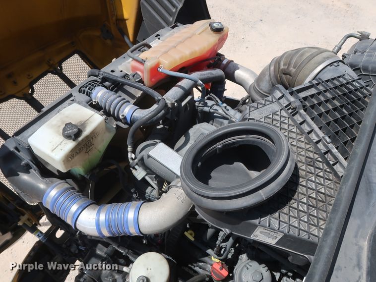 image for item HA9112 2016 Peterbilt 579  semi truck