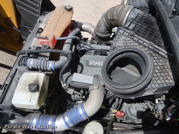 image for item HA9112 2016 Peterbilt 579  semi truck