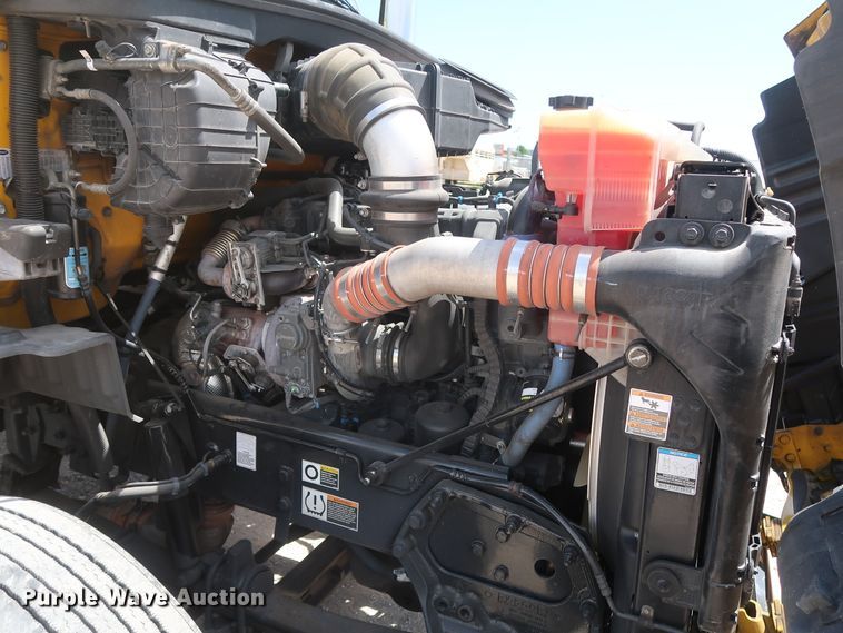 image for item HA9112 2016 Peterbilt 579  semi truck