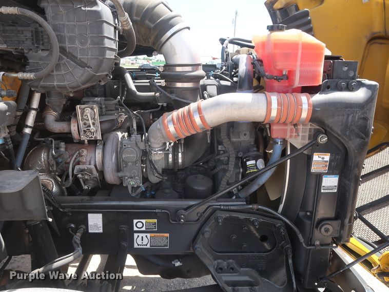 image for item HA9112 2016 Peterbilt 579  semi truck