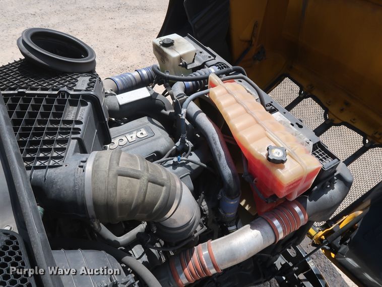 image for item HA9112 2016 Peterbilt 579  semi truck