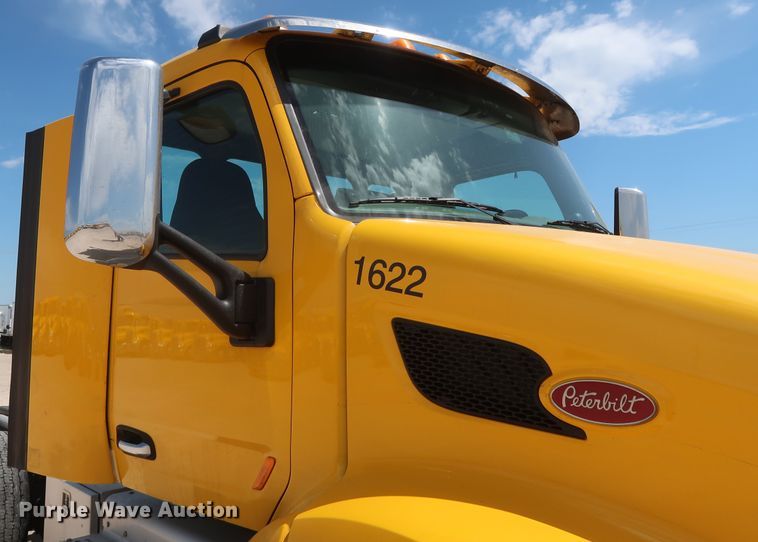 image for item HA9112 2016 Peterbilt 579  semi truck