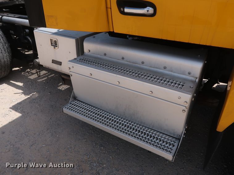 image for item HA9112 2016 Peterbilt 579  semi truck