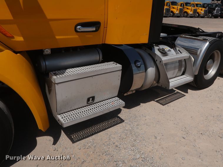 image for item HA9112 2016 Peterbilt 579  semi truck