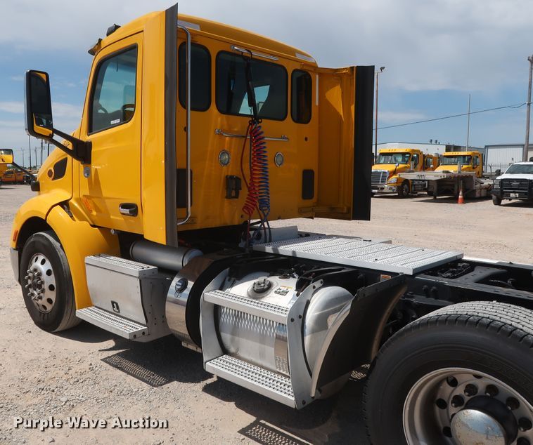 image for item HA9112 2016 Peterbilt 579  semi truck