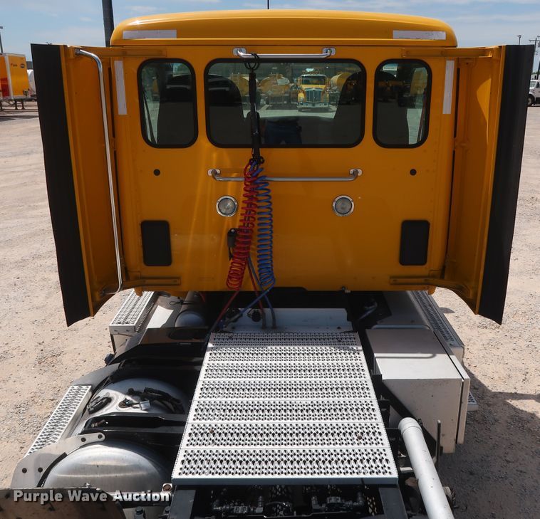 image for item HA9112 2016 Peterbilt 579  semi truck