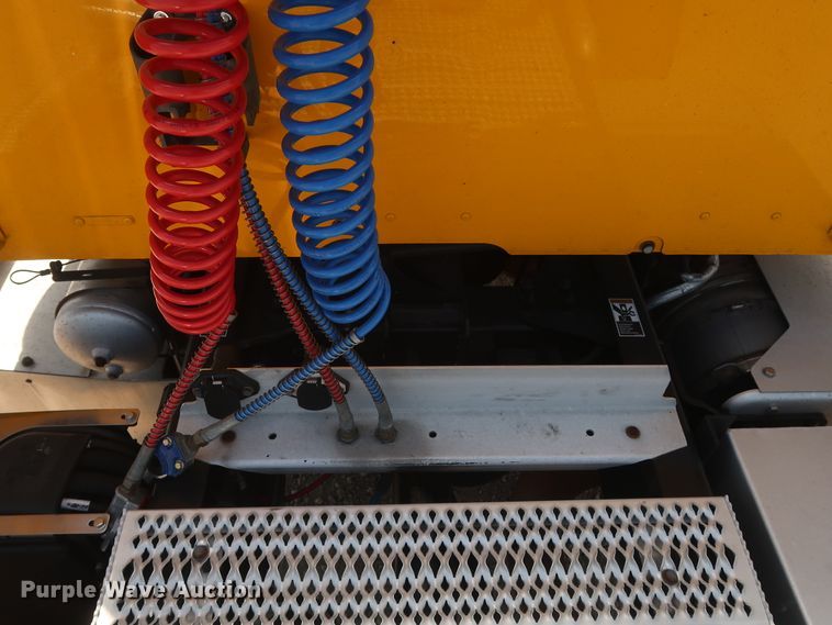 image for item HA9112 2016 Peterbilt 579  semi truck