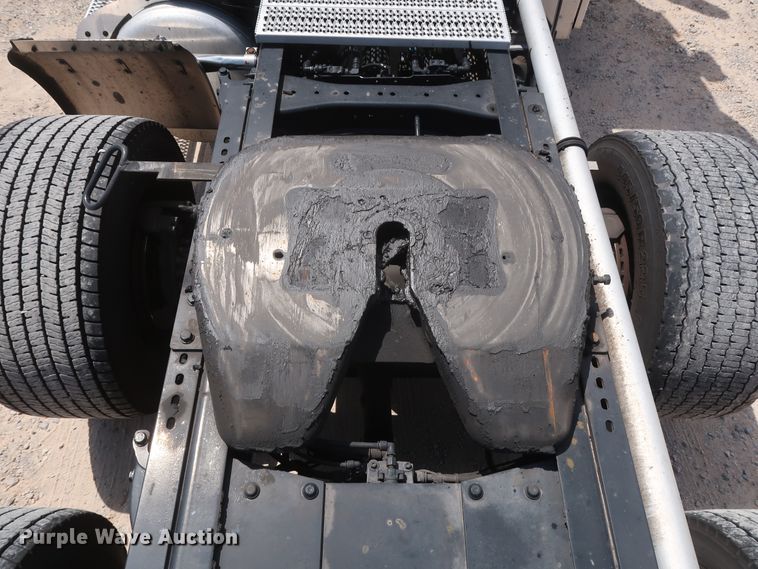 image for item HA9112 2016 Peterbilt 579  semi truck