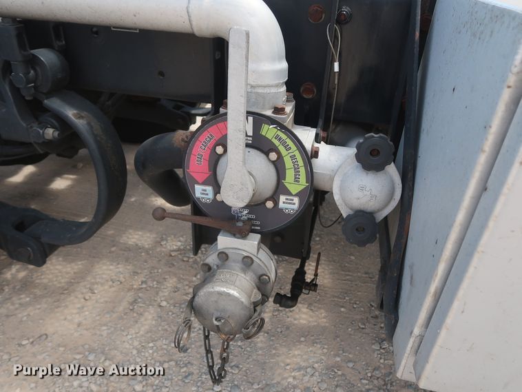 image for item HA9112 2016 Peterbilt 579  semi truck