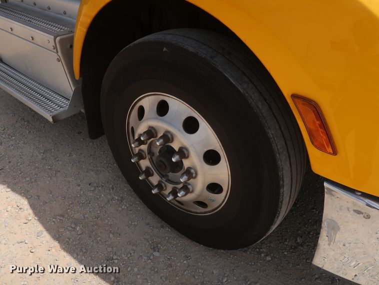 image for item HA9112 2016 Peterbilt 579  semi truck