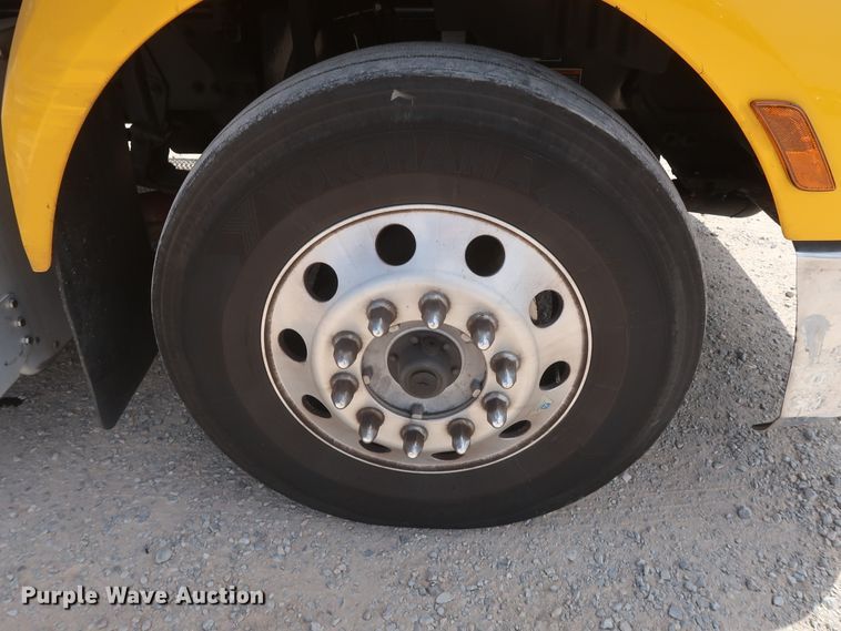 image for item HA9112 2016 Peterbilt 579  semi truck