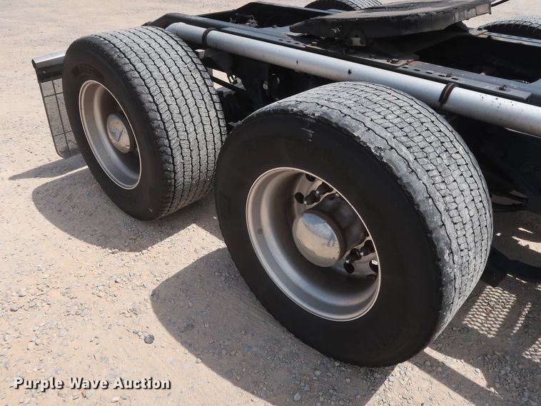 image for item HA9112 2016 Peterbilt 579  semi truck