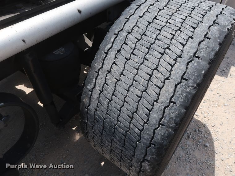 image for item HA9112 2016 Peterbilt 579  semi truck