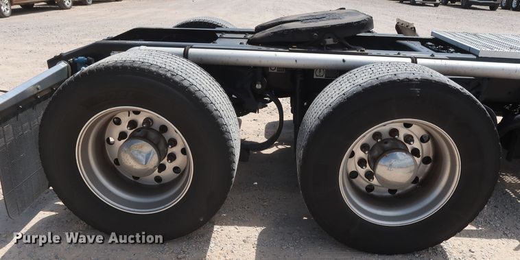 image for item HA9112 2016 Peterbilt 579  semi truck