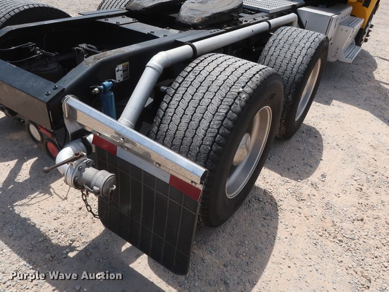 image for item HA9112 2016 Peterbilt 579  semi truck