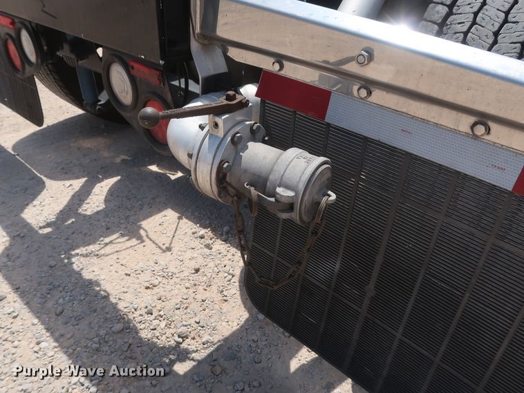 image for item HA9112 2016 Peterbilt 579  semi truck