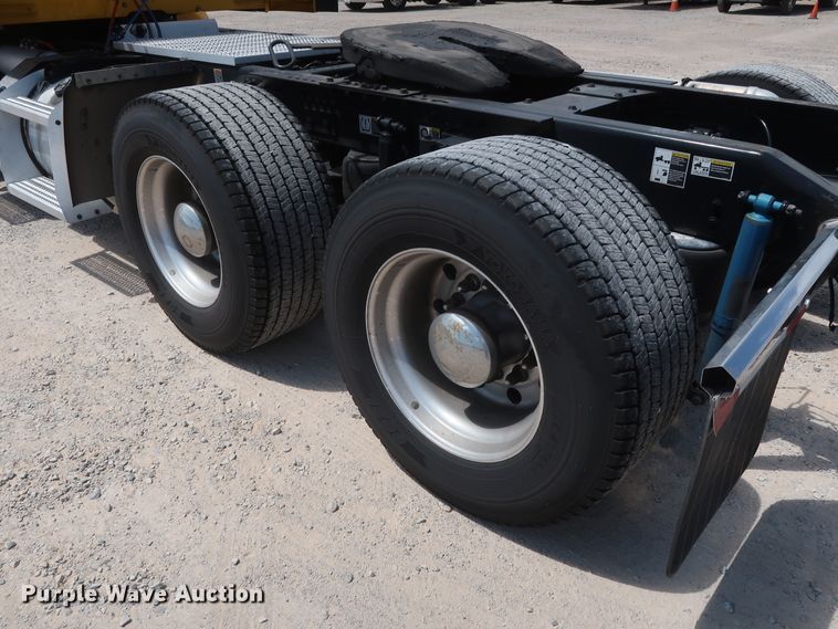 image for item HA9112 2016 Peterbilt 579  semi truck