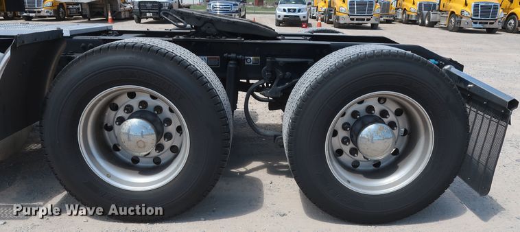 image for item HA9112 2016 Peterbilt 579  semi truck