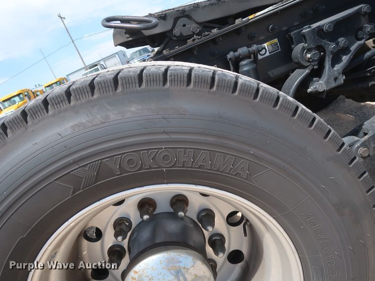 image for item HA9112 2016 Peterbilt 579  semi truck