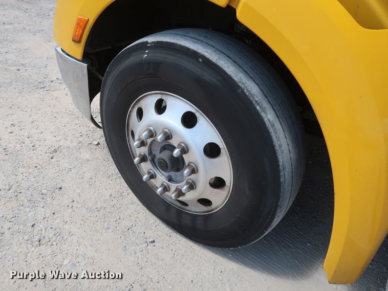 image for item HA9112 2016 Peterbilt 579  semi truck