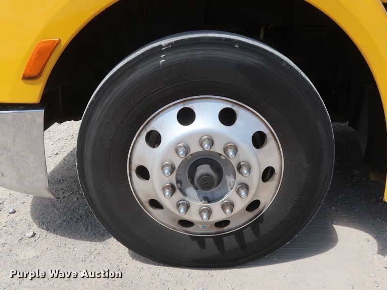 image for item HA9112 2016 Peterbilt 579  semi truck