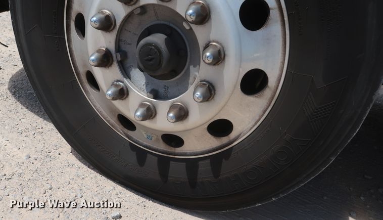 image for item HA9112 2016 Peterbilt 579  semi truck