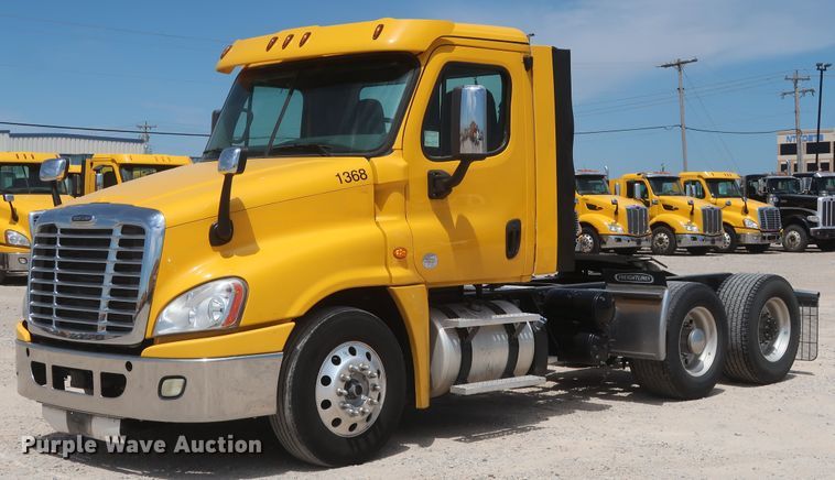 image for item HA9113 2016 Freightliner Cascadia 125  semi truck