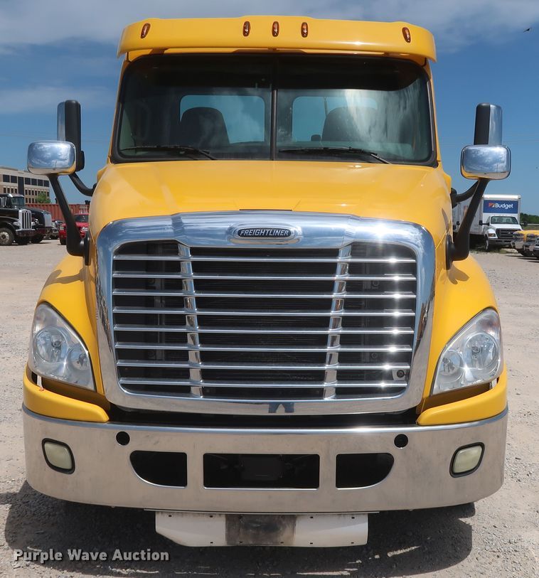 image for item HA9113 2016 Freightliner Cascadia 125  semi truck