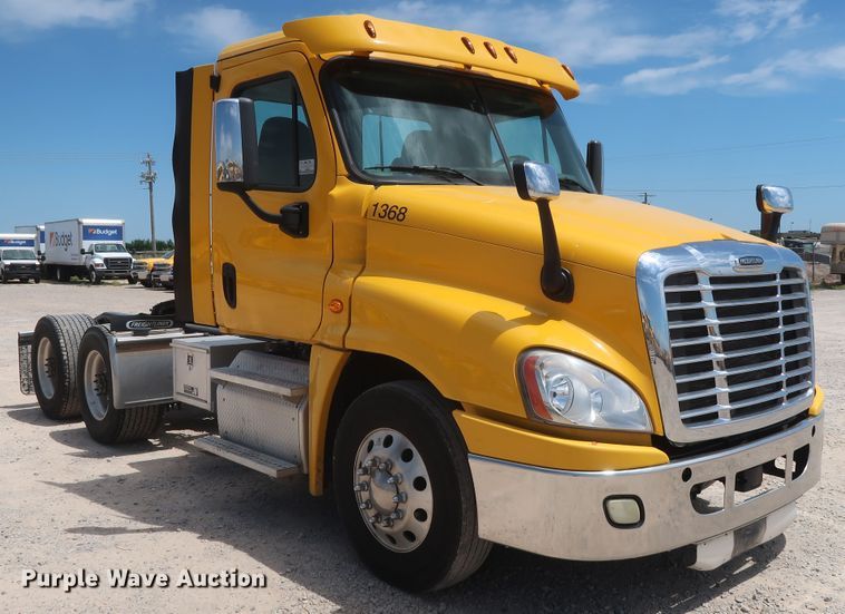 image for item HA9113 2016 Freightliner Cascadia 125  semi truck