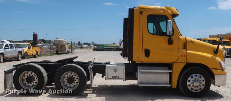 image for item HA9113 2016 Freightliner Cascadia 125  semi truck