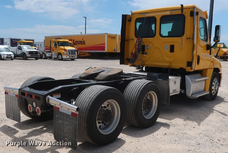 image for item HA9113 2016 Freightliner Cascadia 125  semi truck