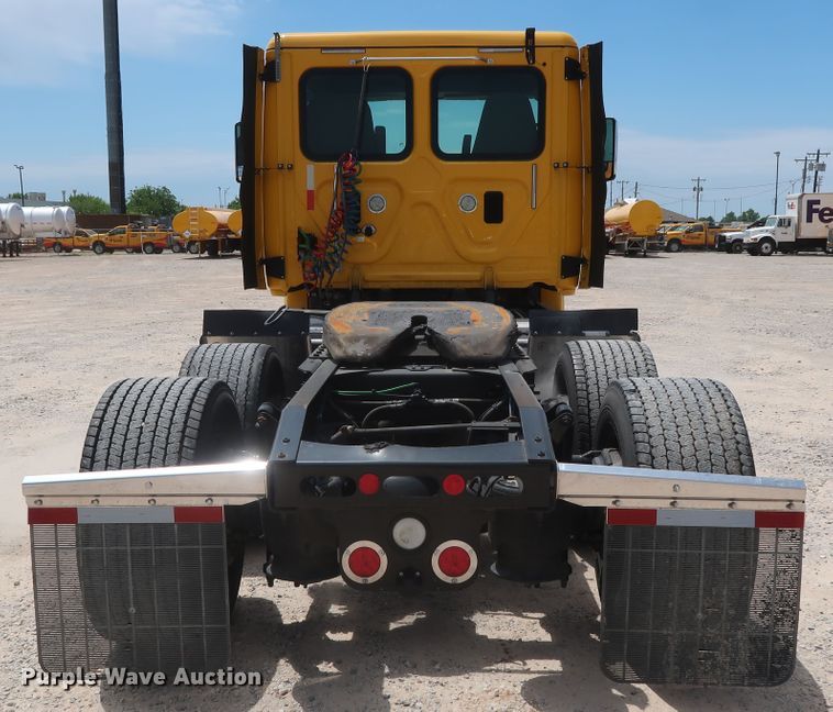 image for item HA9113 2016 Freightliner Cascadia 125  semi truck