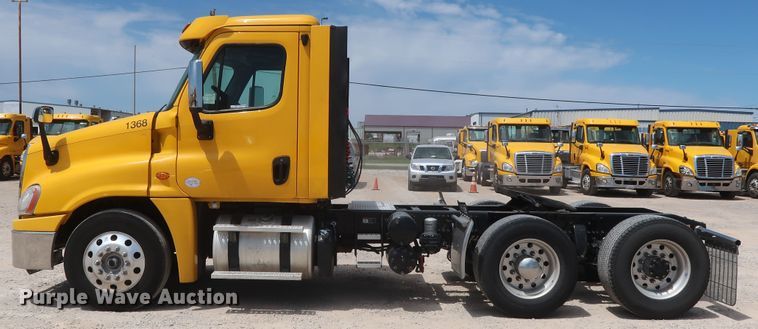 image for item HA9113 2016 Freightliner Cascadia 125  semi truck