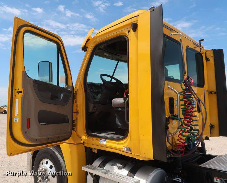 image for item HA9113 2016 Freightliner Cascadia 125  semi truck