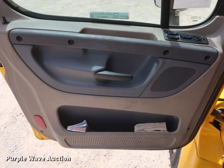 image for item HA9113 2016 Freightliner Cascadia 125  semi truck