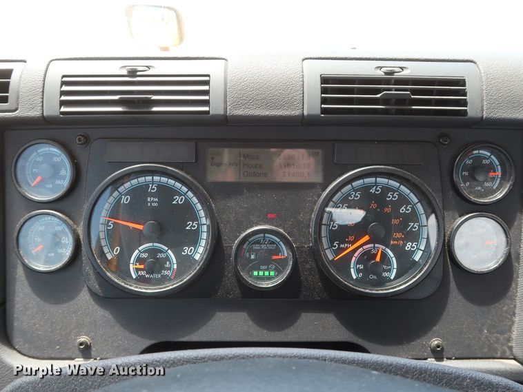 image for item HA9113 2016 Freightliner Cascadia 125  semi truck