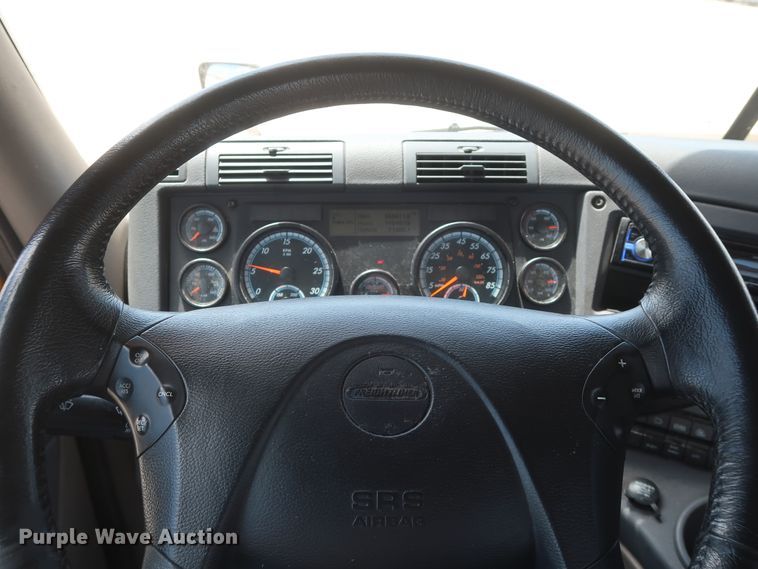 image for item HA9113 2016 Freightliner Cascadia 125  semi truck