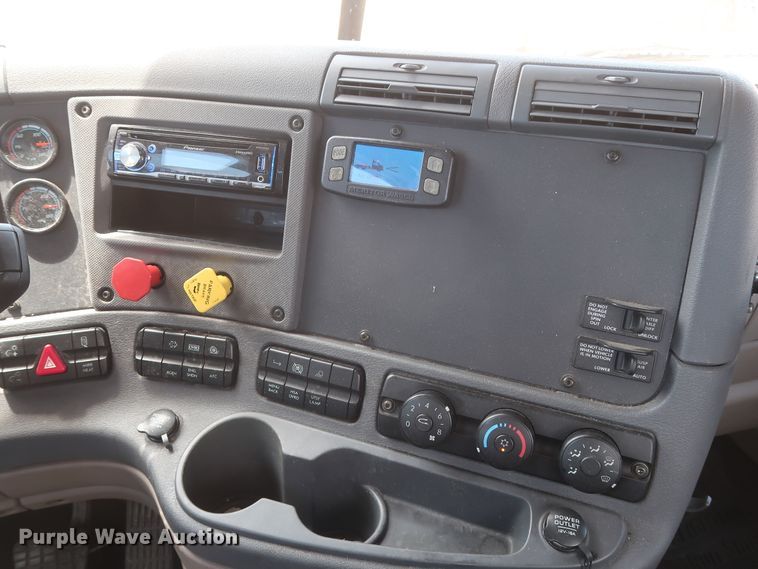 image for item HA9113 2016 Freightliner Cascadia 125  semi truck