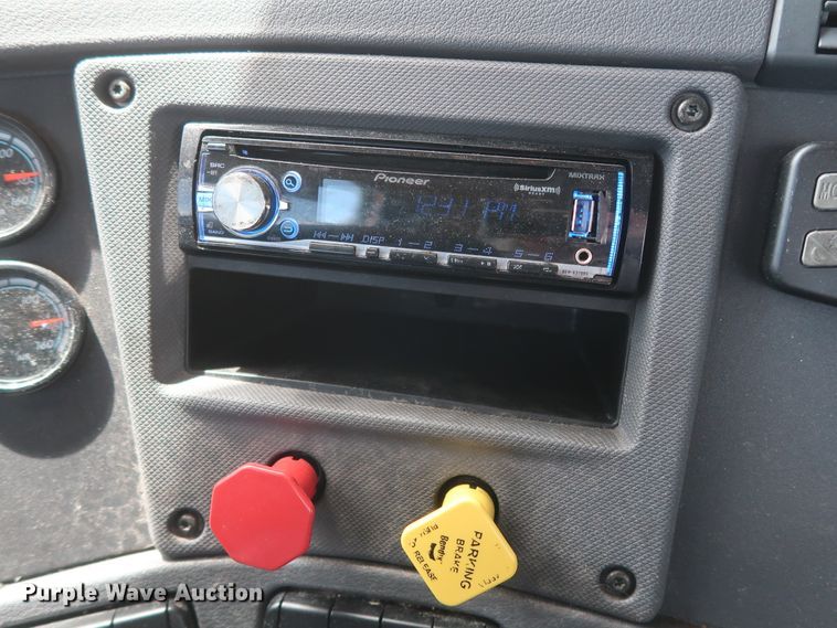 image for item HA9113 2016 Freightliner Cascadia 125  semi truck