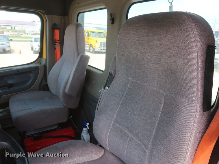 image for item HA9113 2016 Freightliner Cascadia 125  semi truck